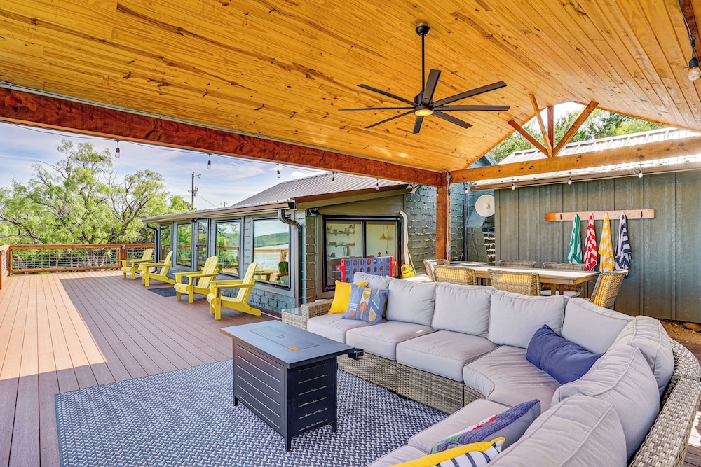 Lake View + Huge Deck: Cozy Possum Kingdom Retreat
