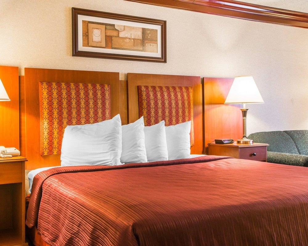 Brattleboro Vacations - Quality Inn  Conference Center - Property Image 37