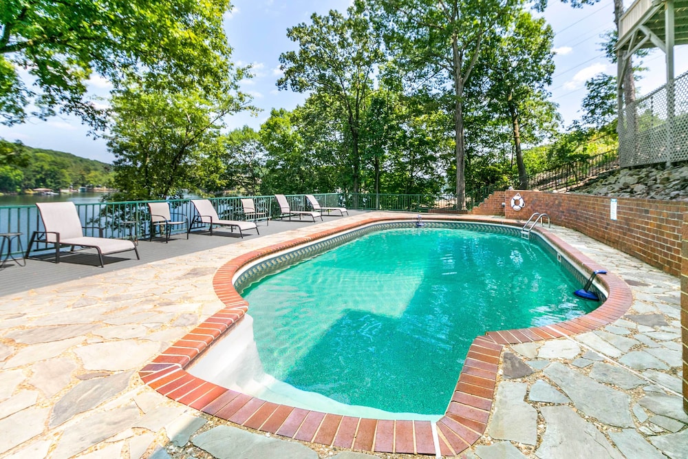 Screened-in Porch w/ Views: Hot Springs Getaway!