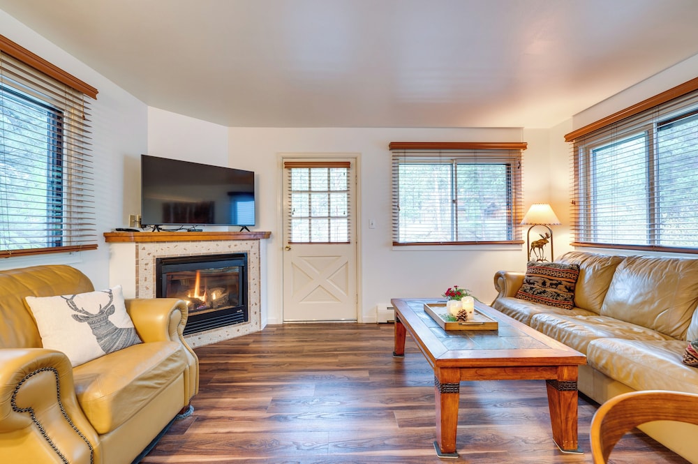 Estes Park Condo Rental: Balcony w/ River Views!