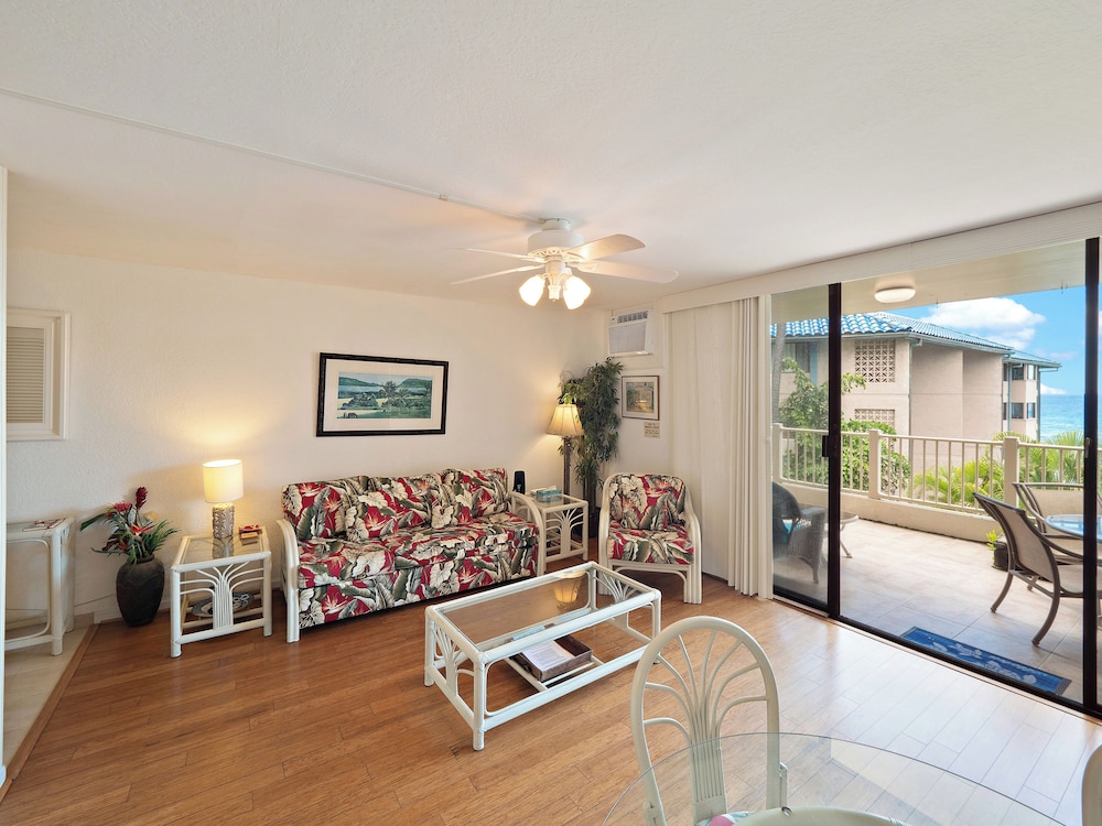 Kona Reef F2 Charming Oceanfront Condo for 4!