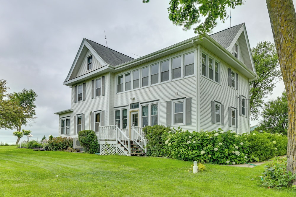 Group Getaway: Luxe Farmhouse in Mt Horeb!