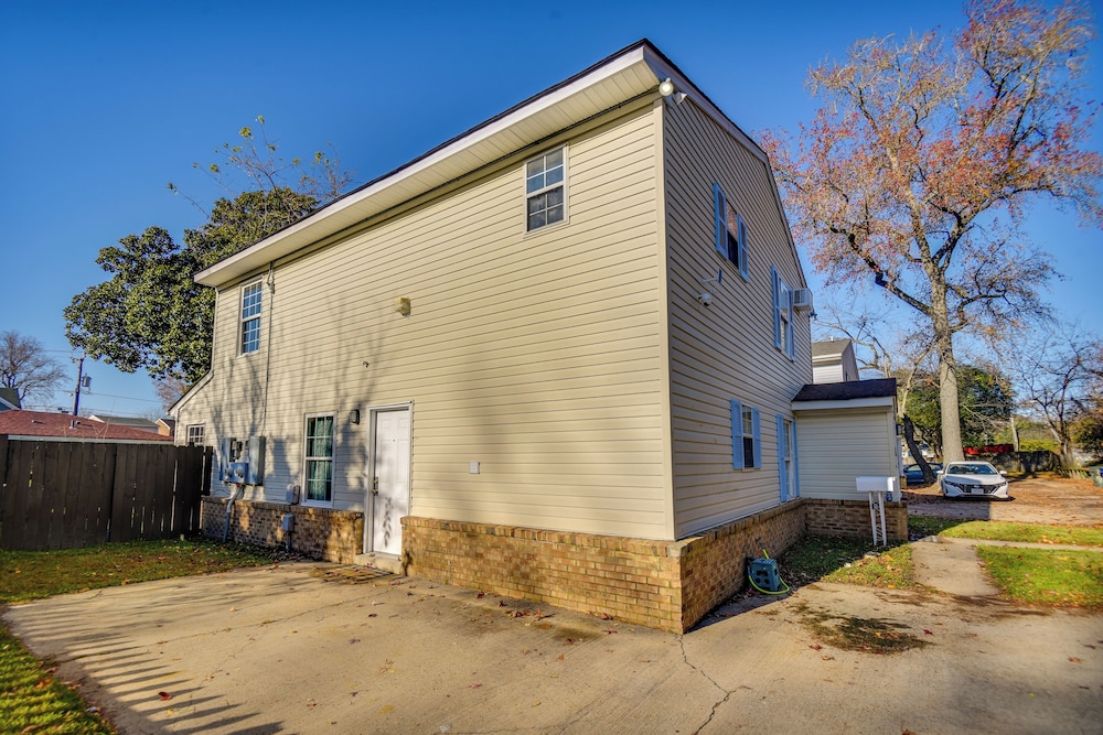 < 1 Mi to Beach! Quaint Norfolk Duplex w/ Yard