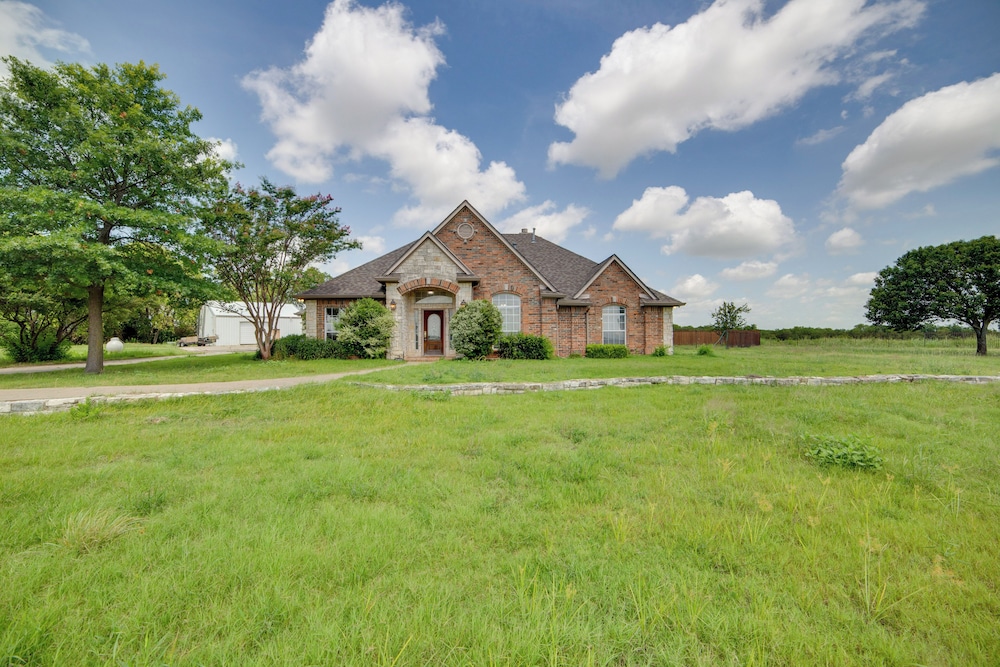Game Room & Bar: Secluded Getaway in Farmersville