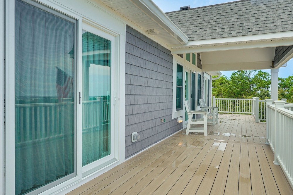 Walk to Beach: Southern Shores Retreat w/ Hot Tub