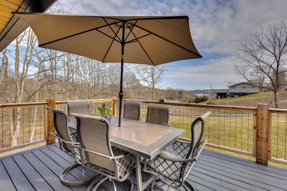 1 Mi to Marina: Cabin w/ Views Near Atwood Lake!
