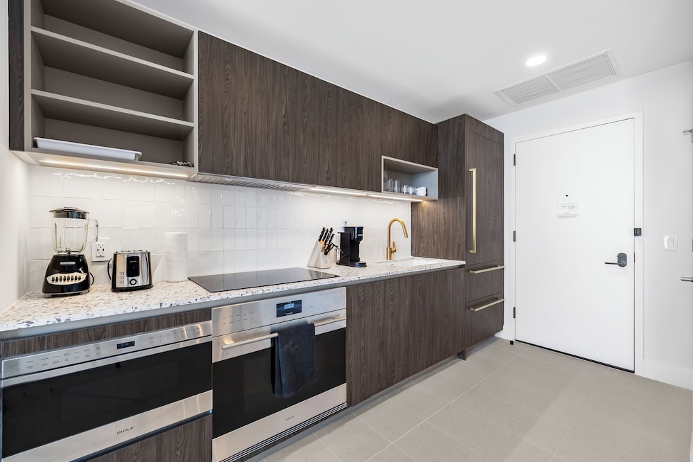 Lux Studio W City Views and Pool