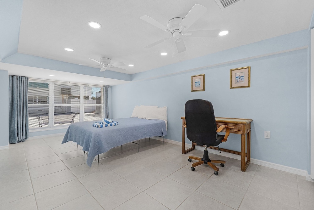 140 Barefoot Bungalow: 4br/2ba W/ Heated Pool! 4 Bedroom Home