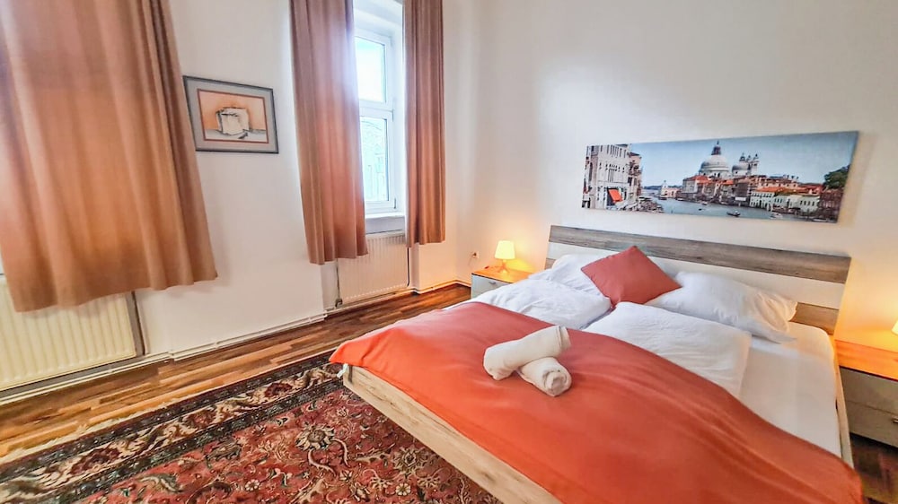 Budget 2BR Apartment Near Stadthalle