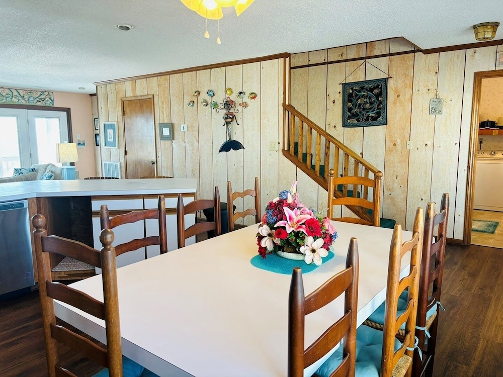 Great Place 5 Bedroom Home by RedAwning
