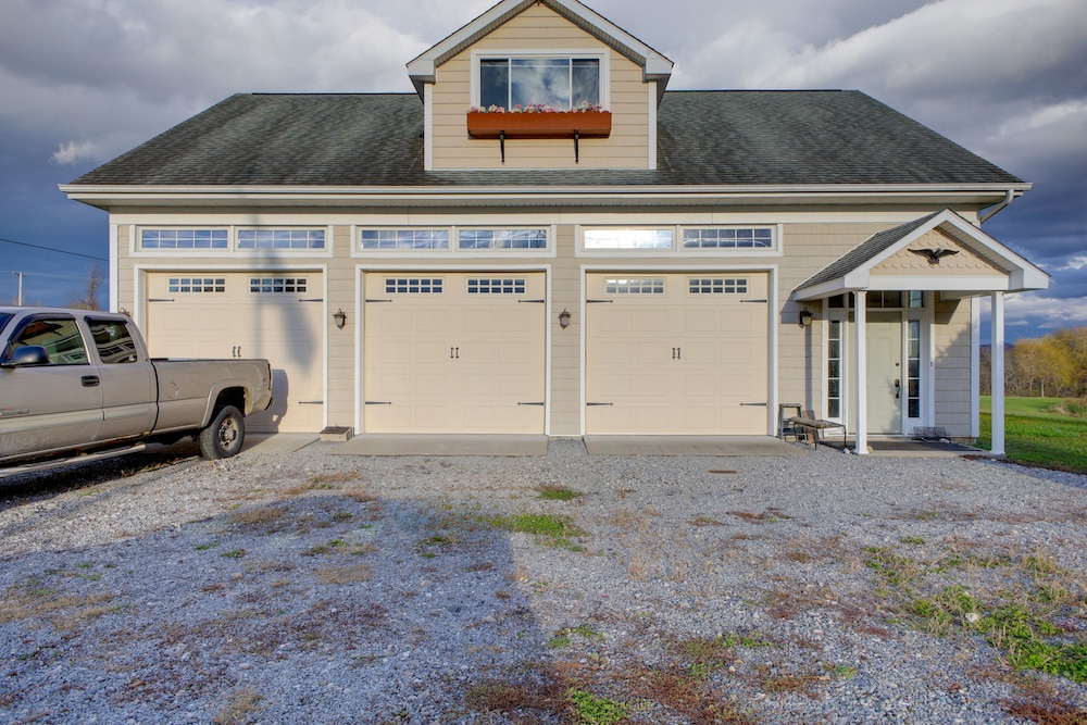 Comfy Schuylerville Carriage Getaway w/ Views view 5