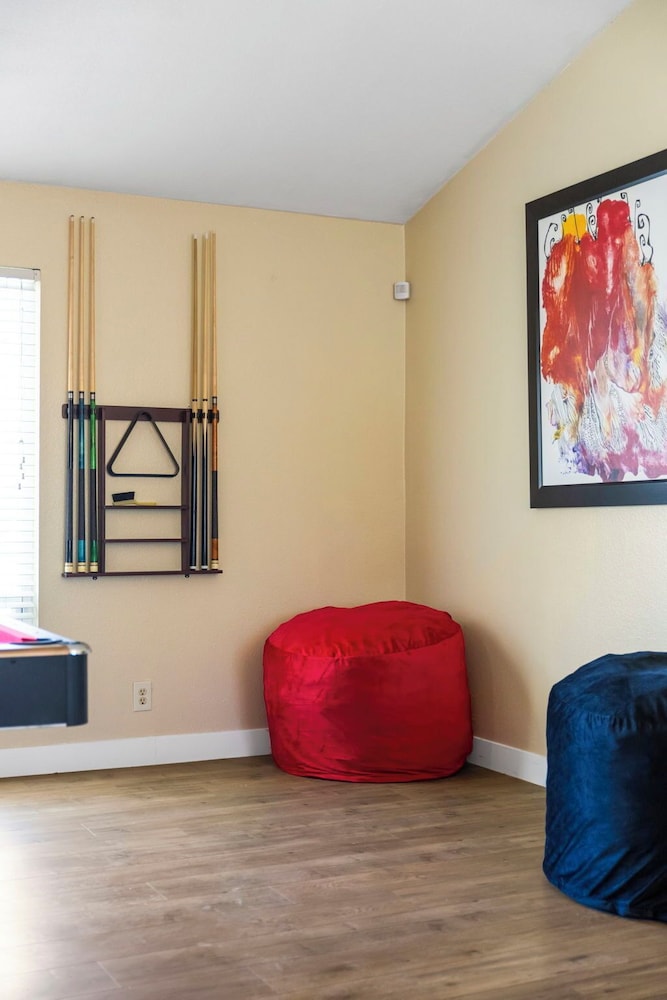 6 Beds 3 Baths Pool BBQ Near the Strip