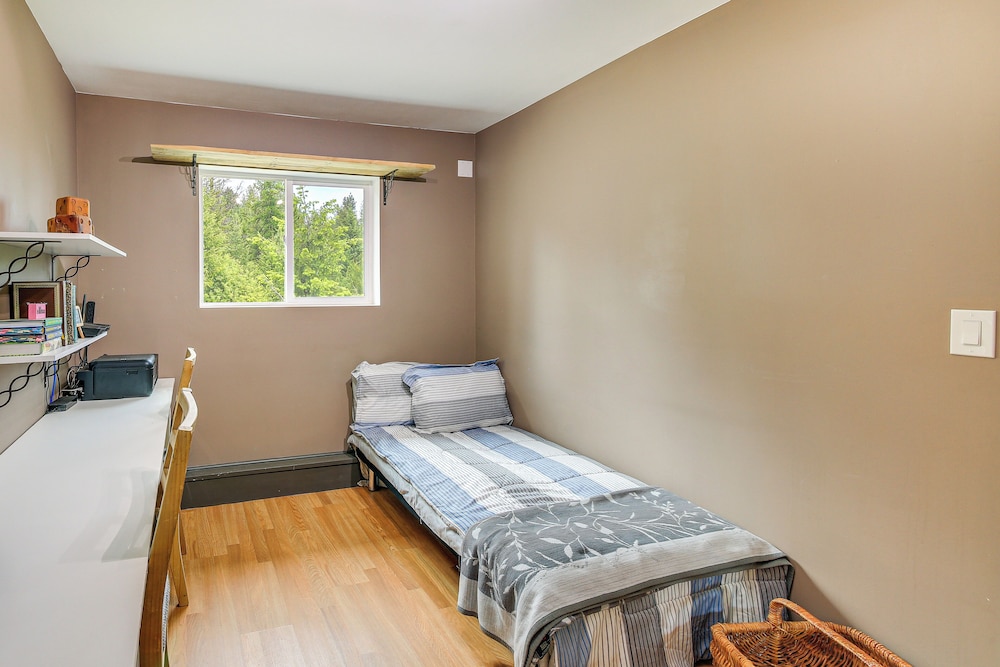 Rustic & Modern Home w/ Forest Views in Newport!