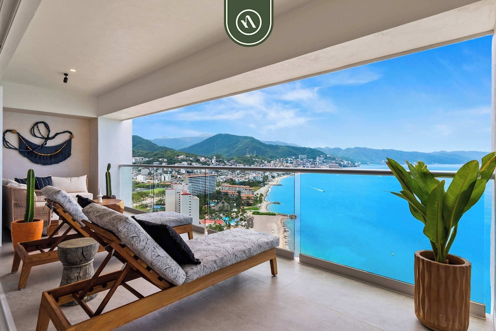 Luxury 4 BR Condo Amazing Views - Beach - Pools