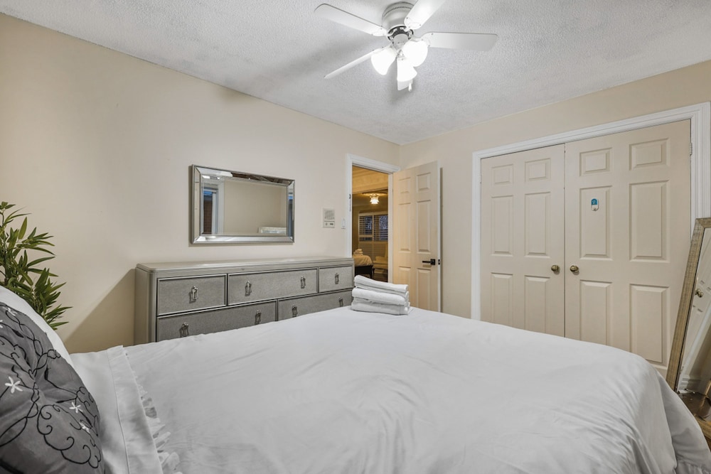 Mississauga Retreat Your Spacious 5-bedroom Home