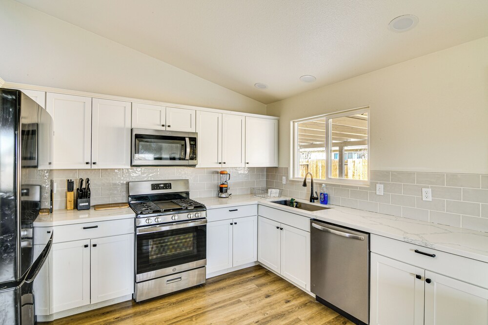 1 Mi to Pioneer Crossing Casino: Fernley Retreat!