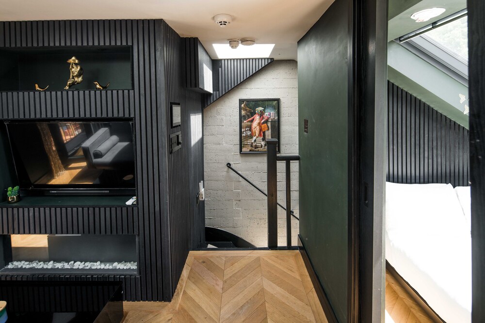 Converted Cosy 1BD Self-Contained Studio for 3