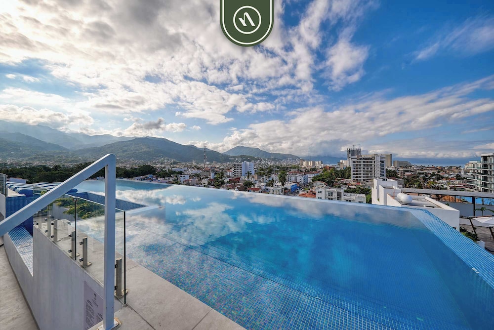 Great Design 1BR Condo - Rooftop Pool