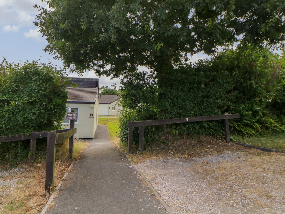 Harcombe House Bungalow 9