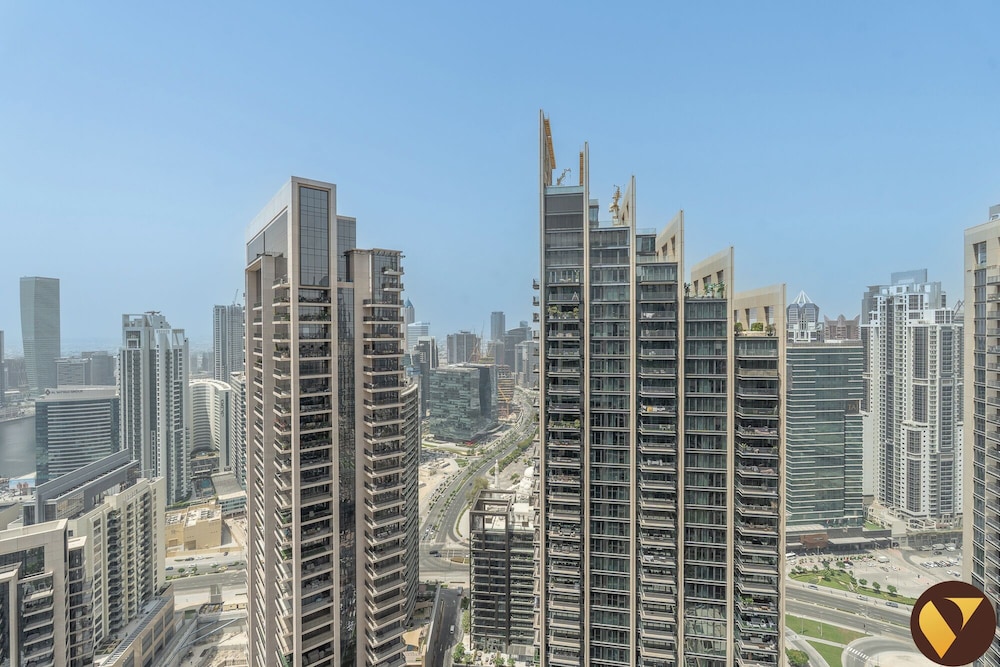 Luxury 2BR in ACT 1 Near Dubai Mall