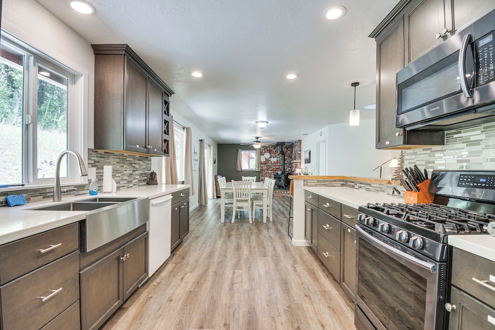 Hike, Boat & More: Cabin w/ Hot Tub in Ahwahnee!