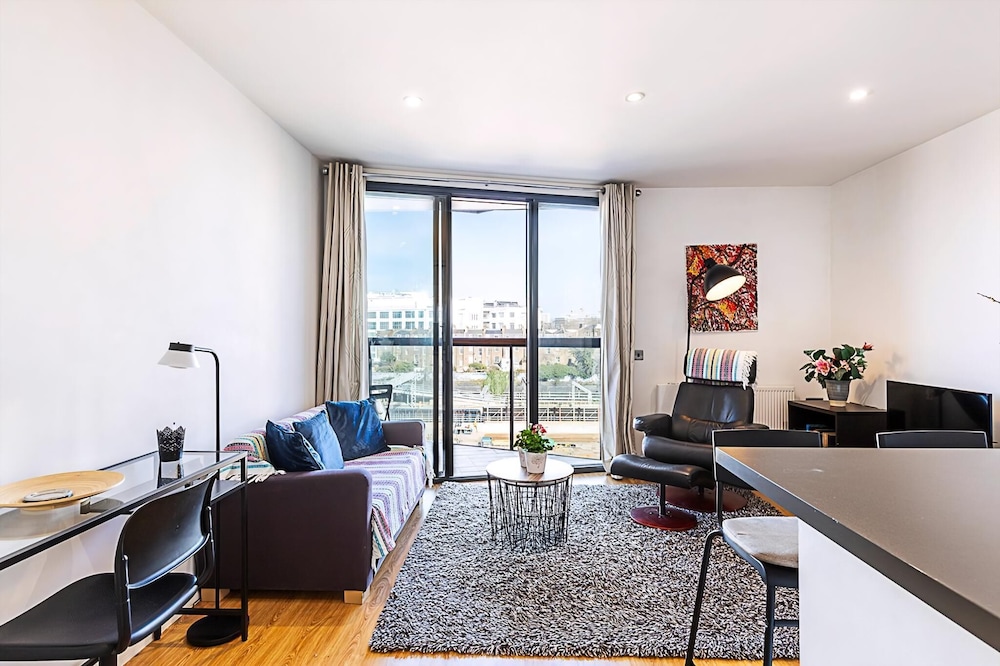 Bright Camden Retreat With Balcony