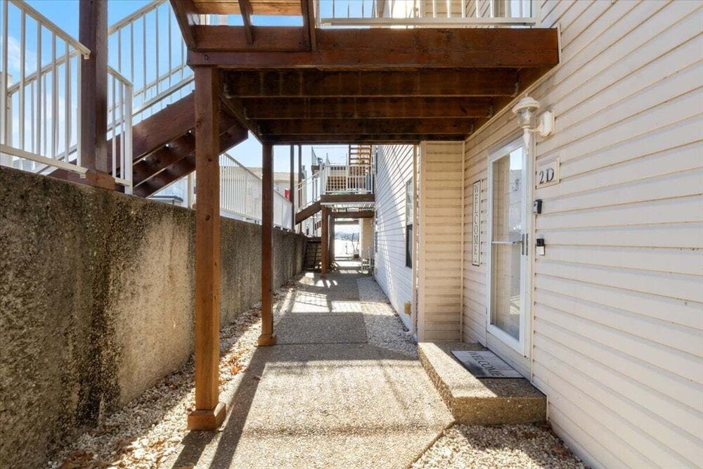 Spacious Family Friendly 3 Bed/3 Bath w/ Amazing Views, Lakeside Pool, & Boat Slip
