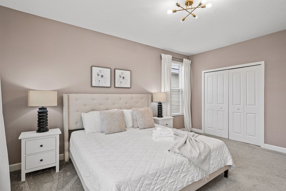 Magical 6BR Retreat With Pool Best Location