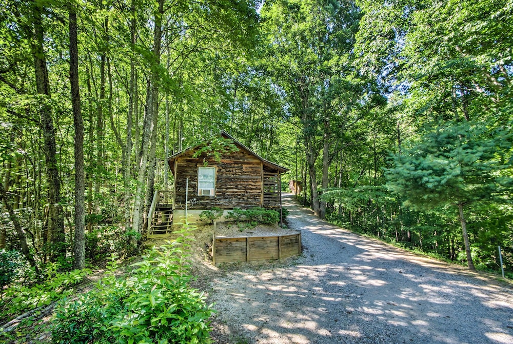 Cozy The Woodshop Cabin w/ Deck & Forest Views! view 2
