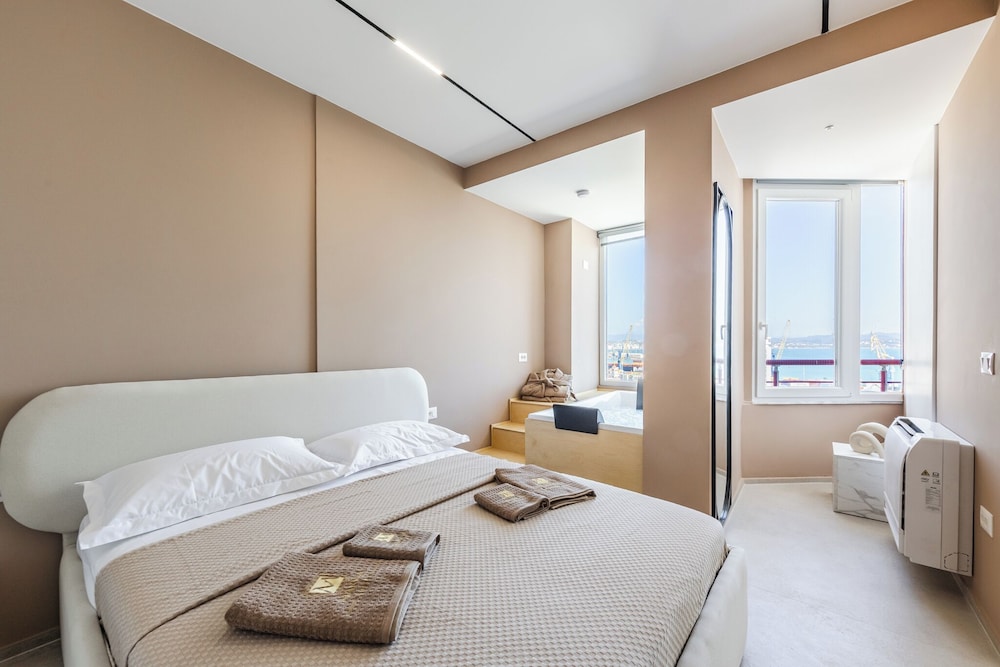 Marina Jacuzzi Suites 2 by  PS