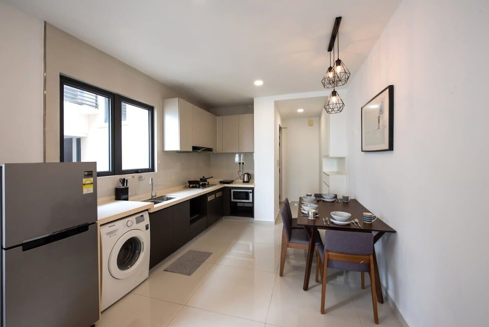 Comfy 3BR Apt in Danga Bay, Free Parking, Sea View
