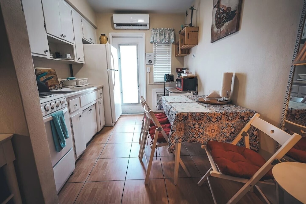 Hollywood 1BR Near Beach & Dining