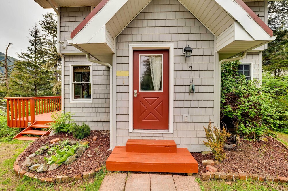 Juneau Vacations - Juneau Vacation Home: Stunning View  Beach Access - Property Image 5