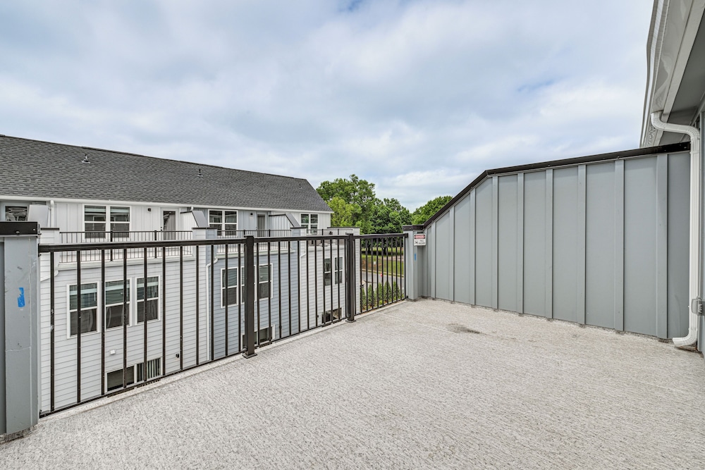 Walk to Music Factory: Townhome w/ Rooftop Deck!