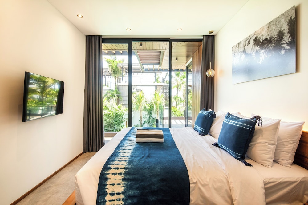 Seaside Escape: 4BR Villa, 190m to Canggu Beach