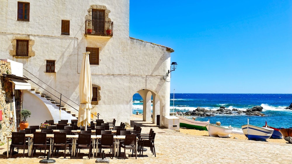 Pineda in Llafranc With 4 Bedrooms and 2 Bathrooms