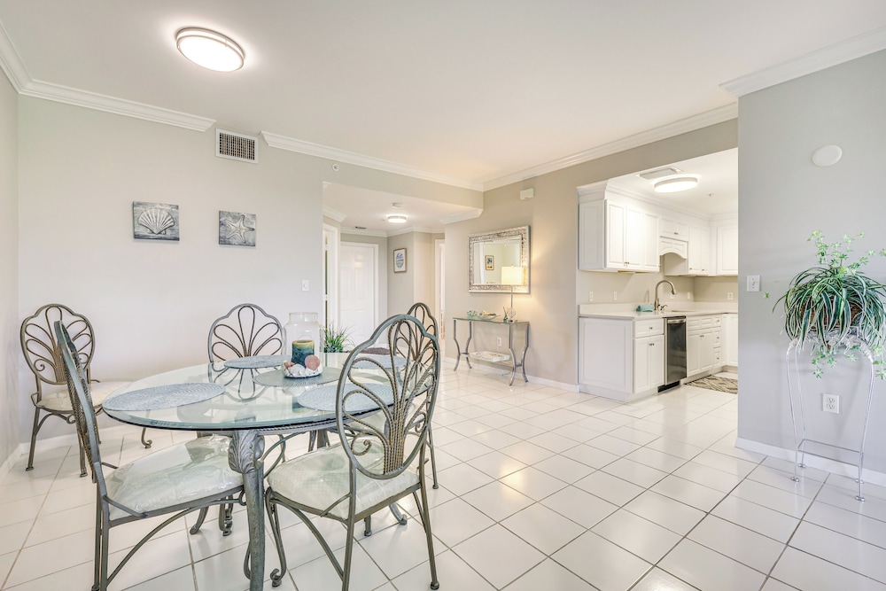 Sleek Naples Condo w/ Balcony: Snowbirds Welcome!