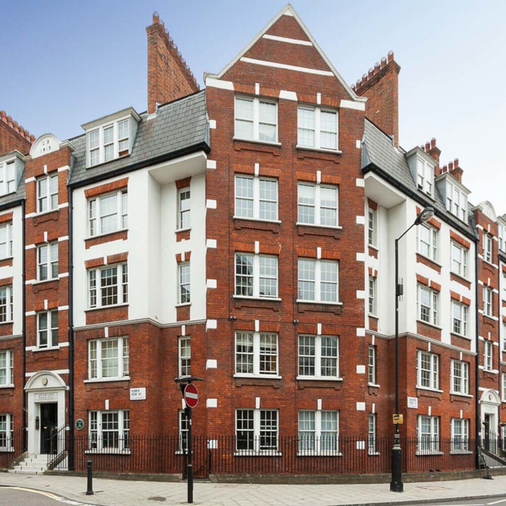 Super Cosy 2-bed 1-bath Apartment With Balcony