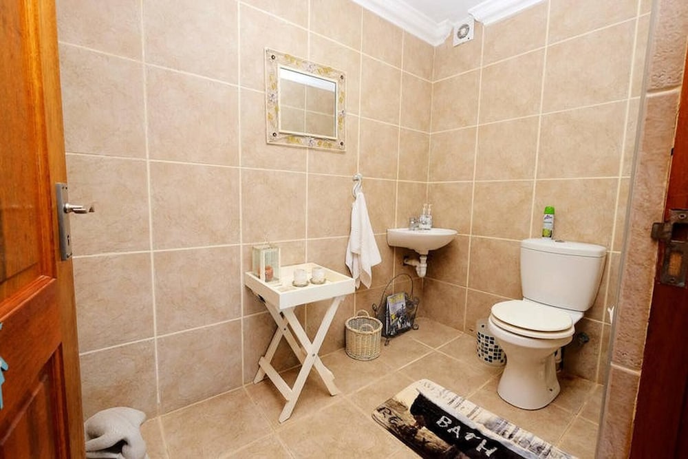 Charis to Theo - Relax in Style at This 3-bedroomed Langebaan Holiday House