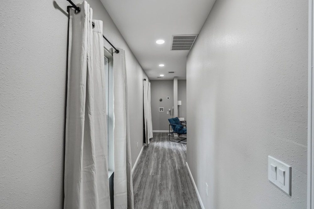 Spacious 3BR Retreat Near Downtown River Walk