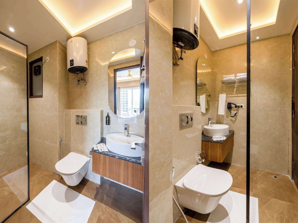 Saltstayz Premier - Sector 50 & Golf Course Ext Road
