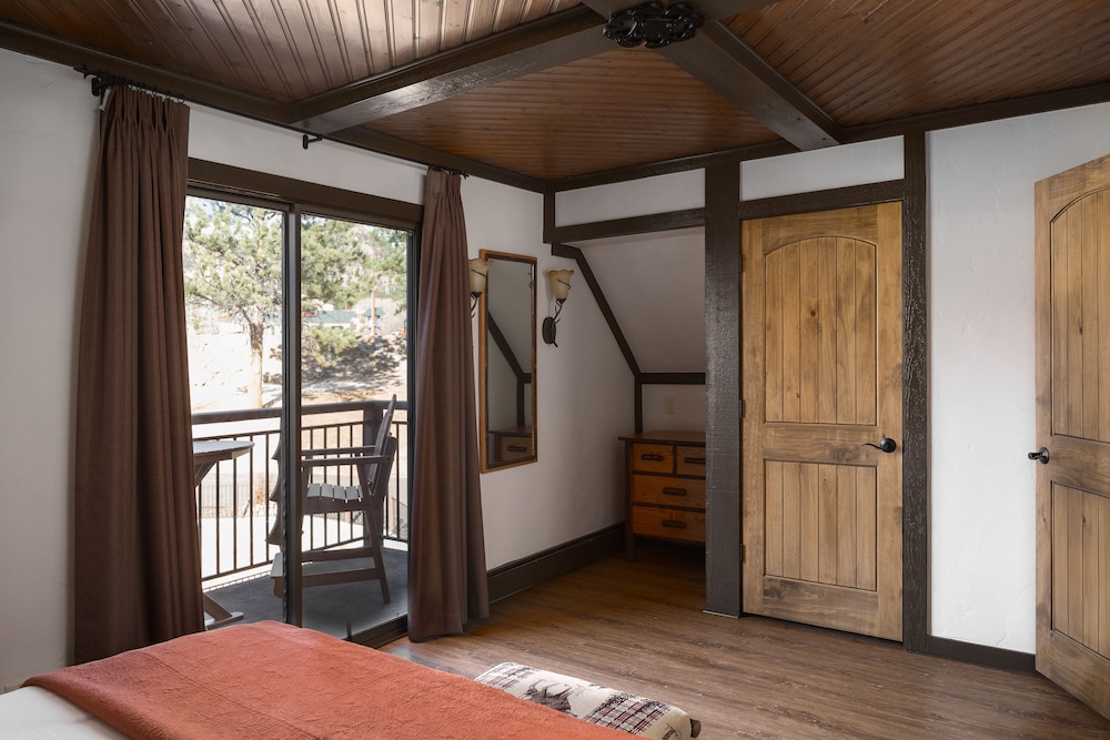 The Landing at Estes Park - Riverside Retreat