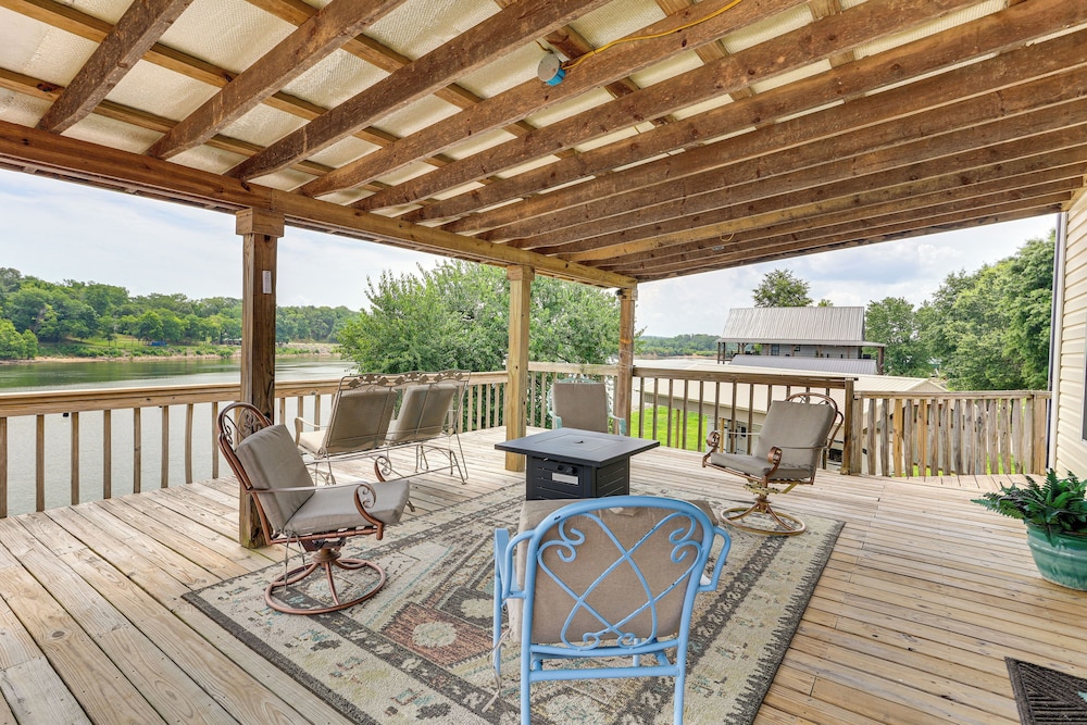 Tennessee River Retreat: Multi-level Deck & Views