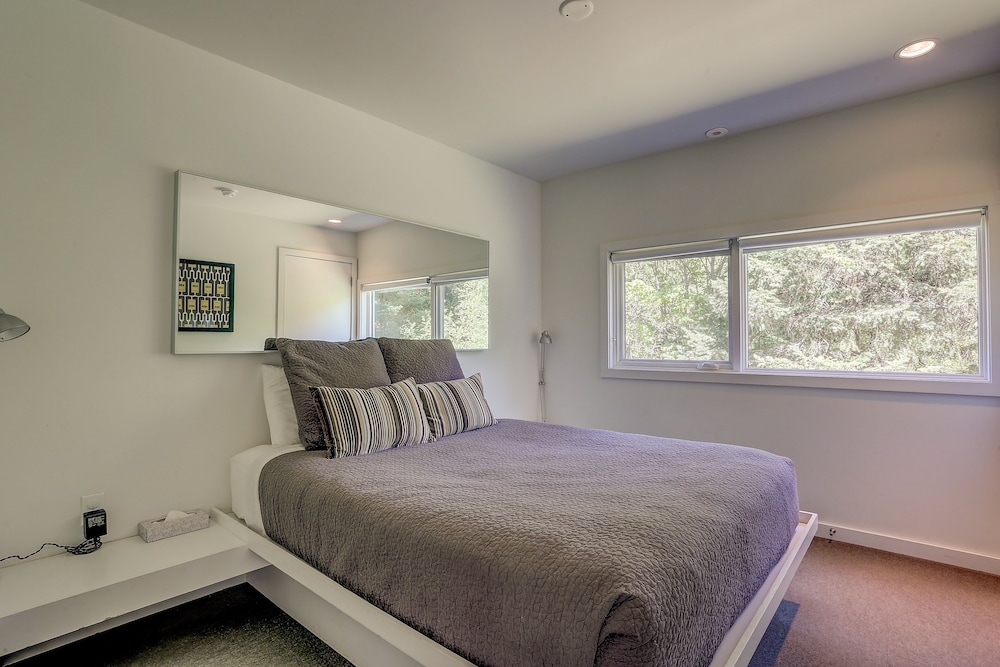 Neal Creek 2 Bedroom Home by RedAwning view 5