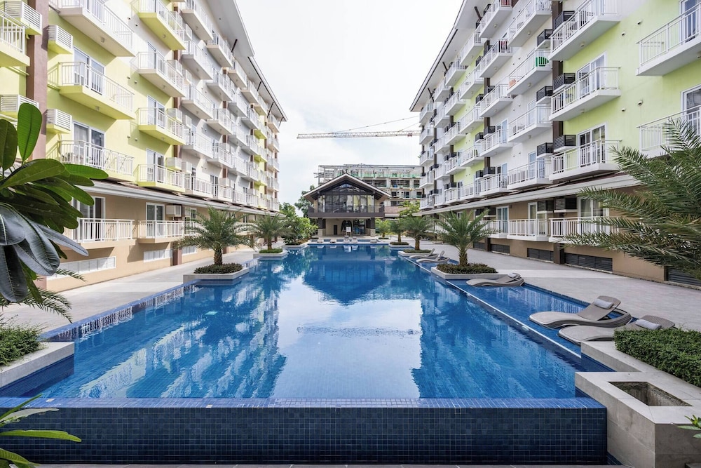 Stylish Condo 3-minutes to Airport, Poolview at Amani Grand Resort Residences