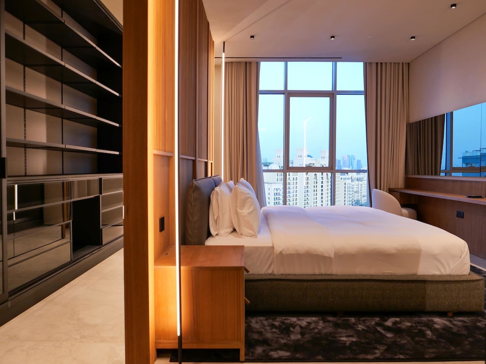 High End 4BR Penthouse With Private Pool and Skyline Views