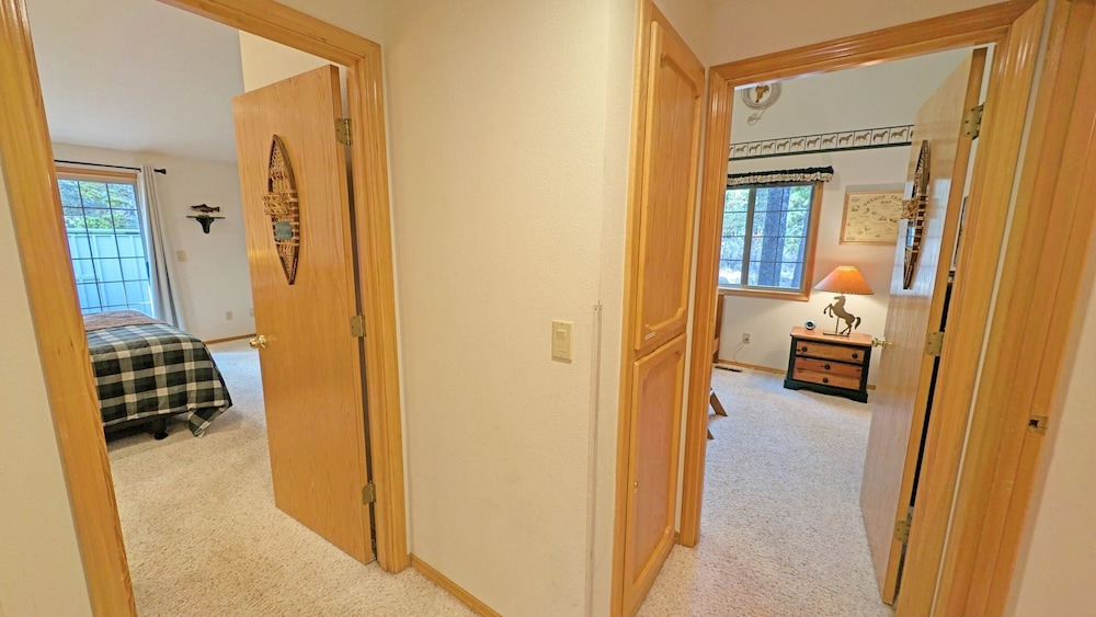 Snowshoe Inn-pyramid Mtn 7 3 Bedroom Home