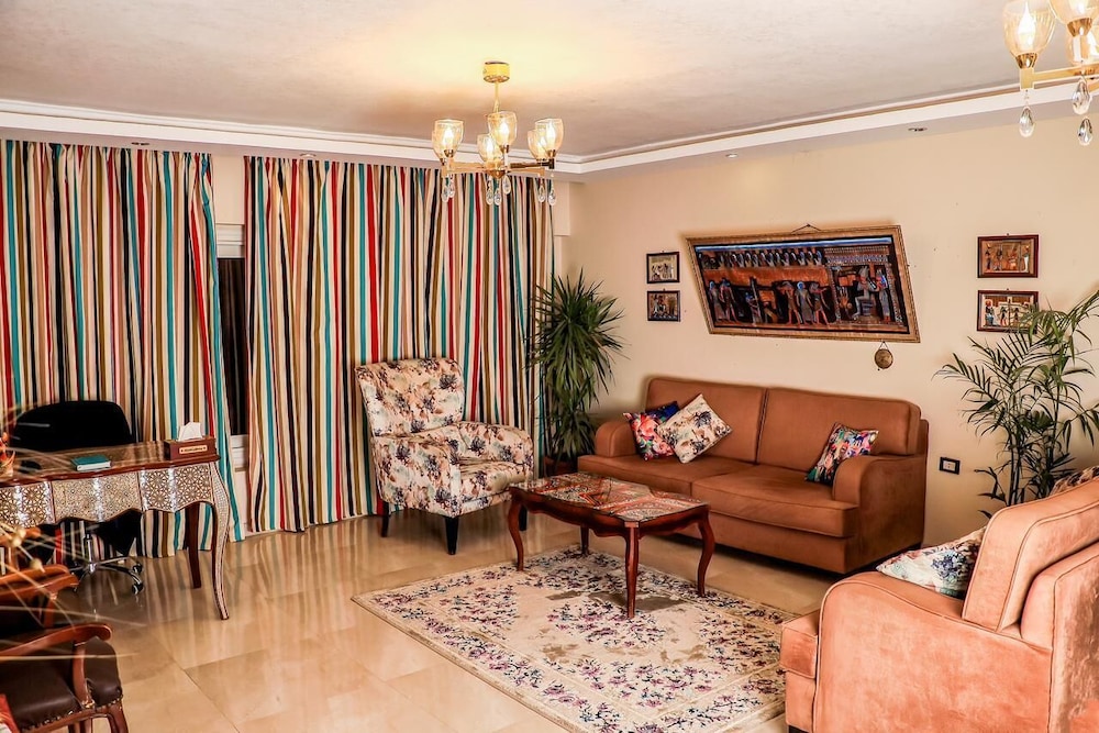 Grand Pyramids Motel view 3