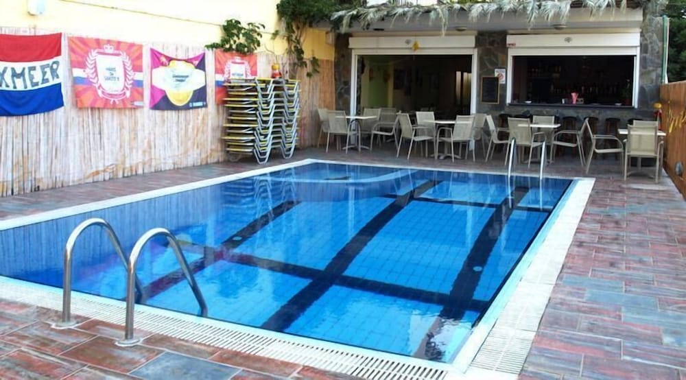 Haris Apartments