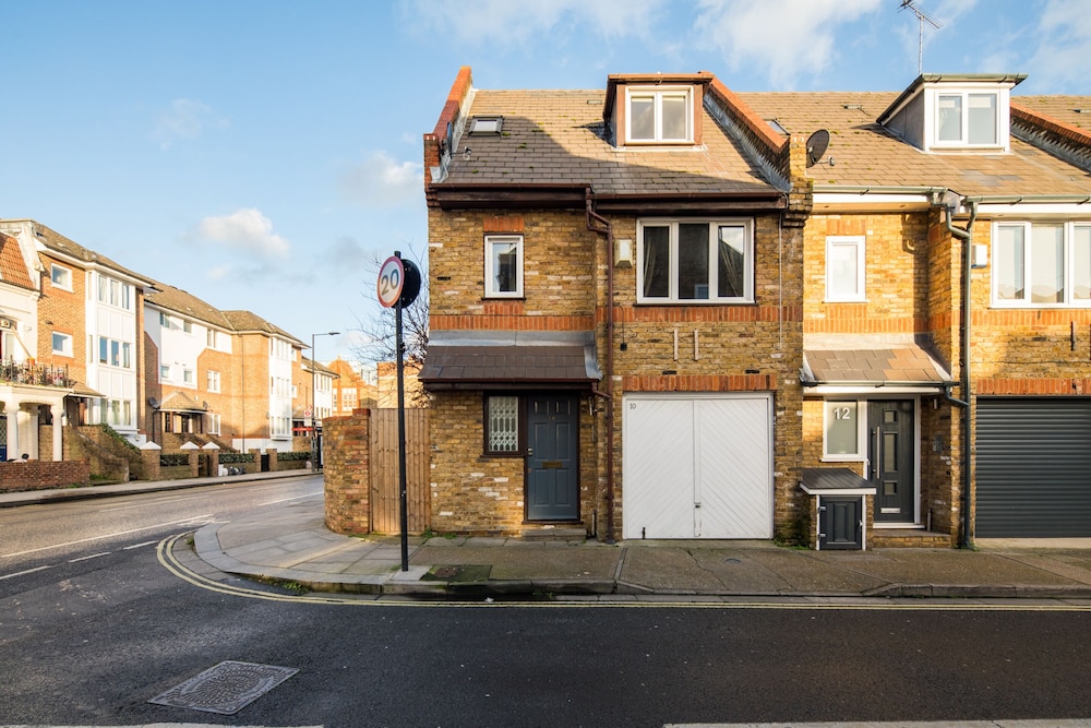 Spacious 2 Bed Apartment with Garden in Fulham